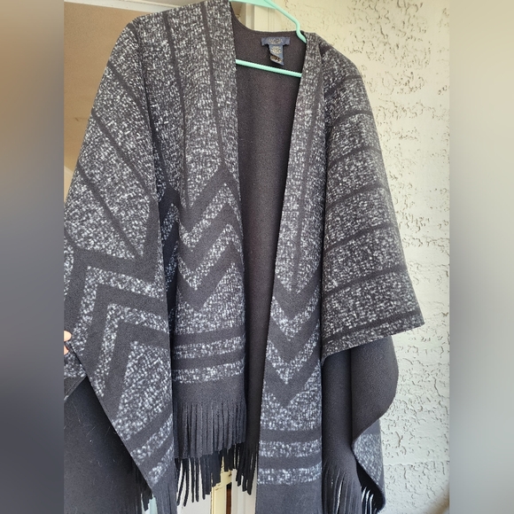 Rachel Roy Black and Gray Patterned Poncho with Fringe One Size NWOT - Picture 1 of 4